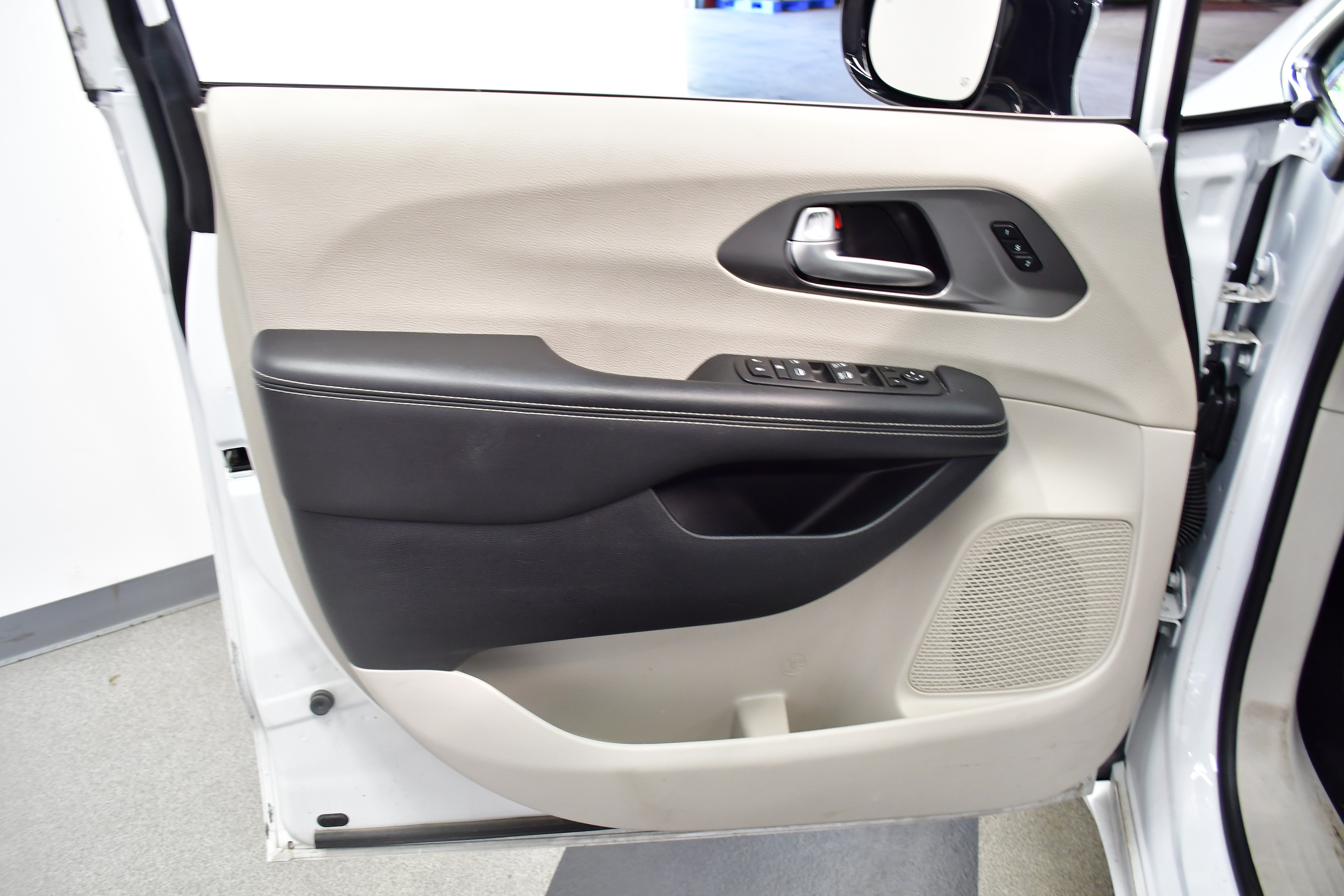 Used 2024 Chrysler Pacifica Touring-L FWD image 19