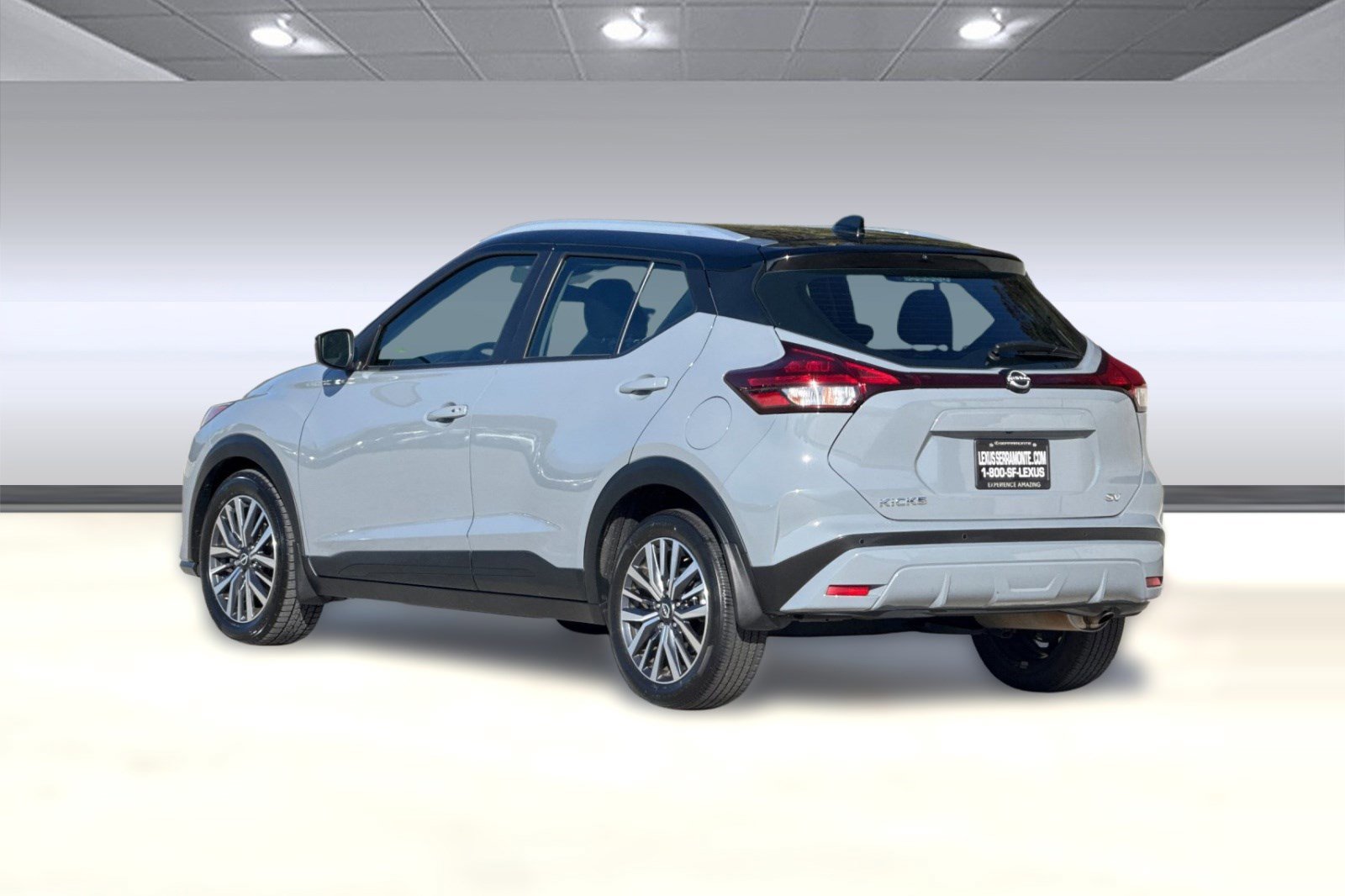 Used 2023 Nissan Kicks SV FWD image 3