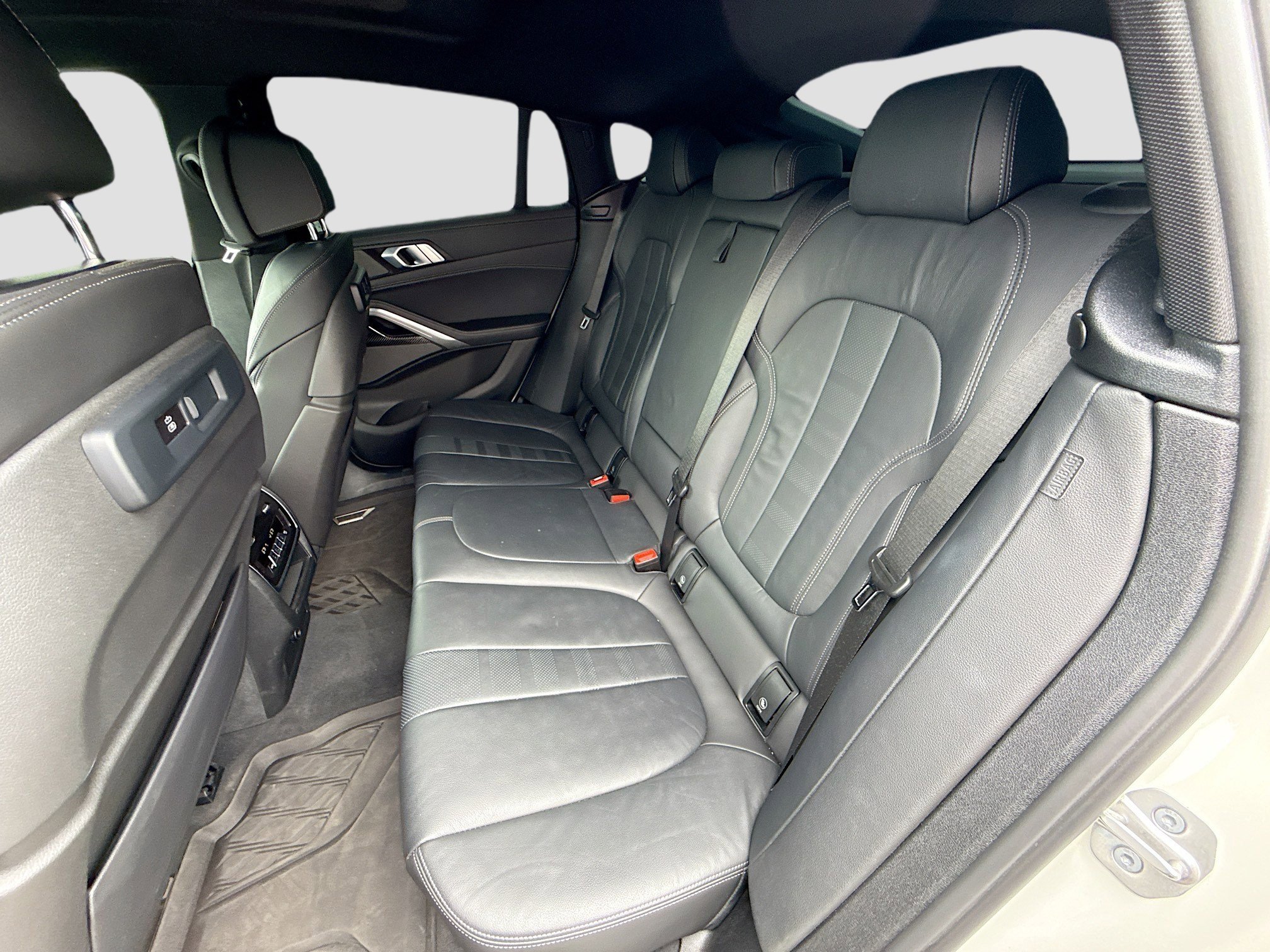 Used 2022 BMW X6 M50i w/ Parking Assistance Package AWD/4WD image 21