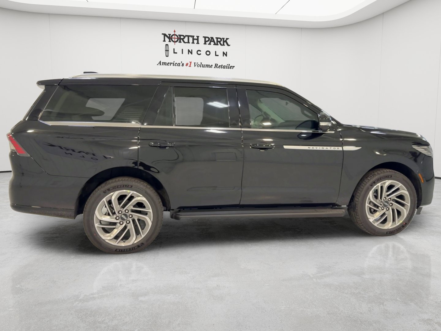 New 2026 Lincoln Navigator Premiere AWD/4WD image 2