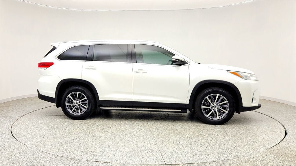 Used 2019 Toyota Highlander XLE AWD/4WD image 4