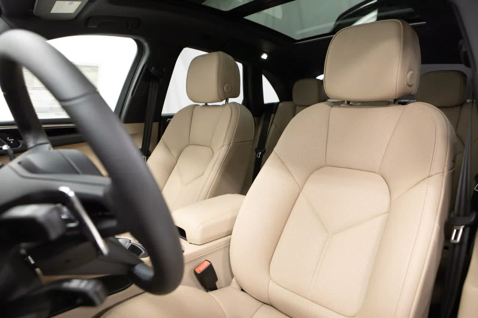 Certified 2026 Porsche Macan AWD/4WD image 5