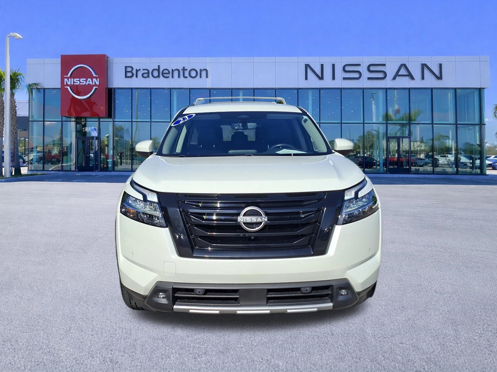 Used 2023 Nissan Pathfinder SL w/ Lighting Package (N92) image 2