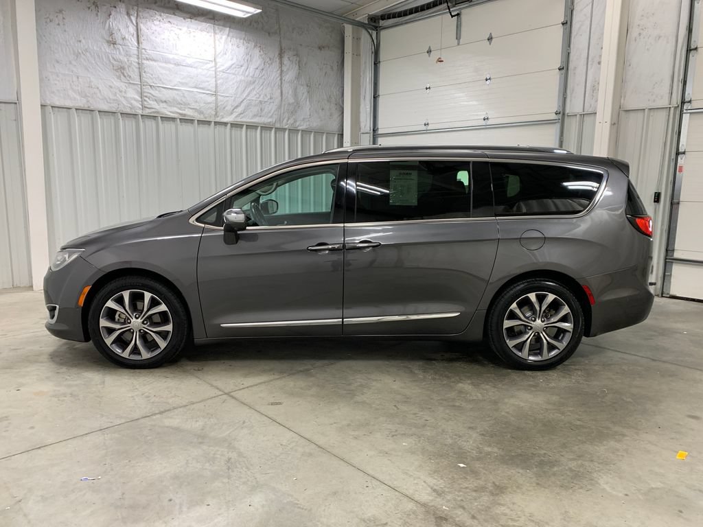 Used 2017 Chrysler Pacifica Limited FWD image 4
