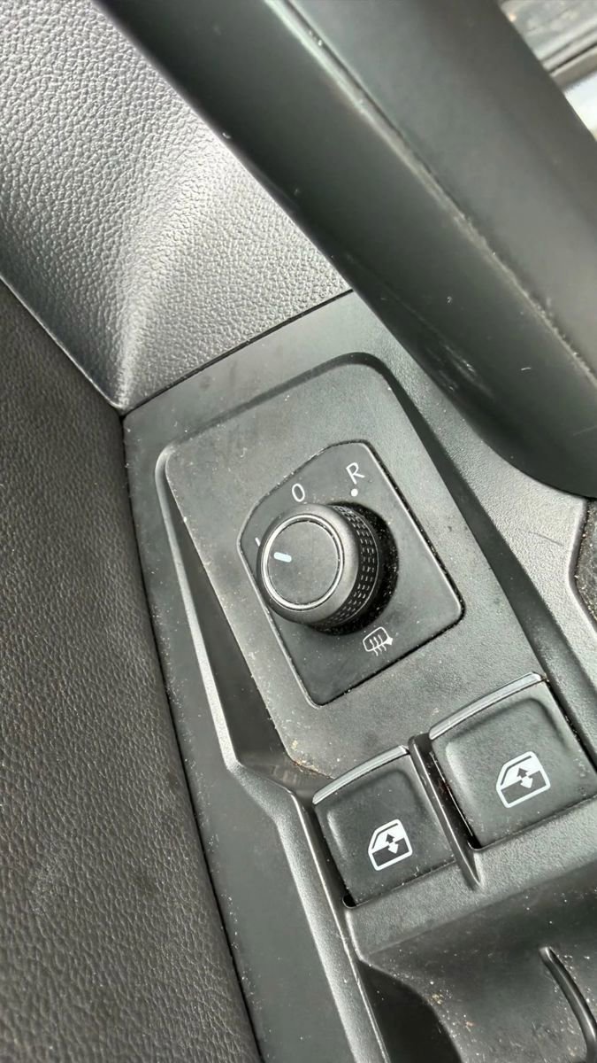 Used 2018 Volkswagen Tiguan SE w/ Panoramic Sunroof Package image 25