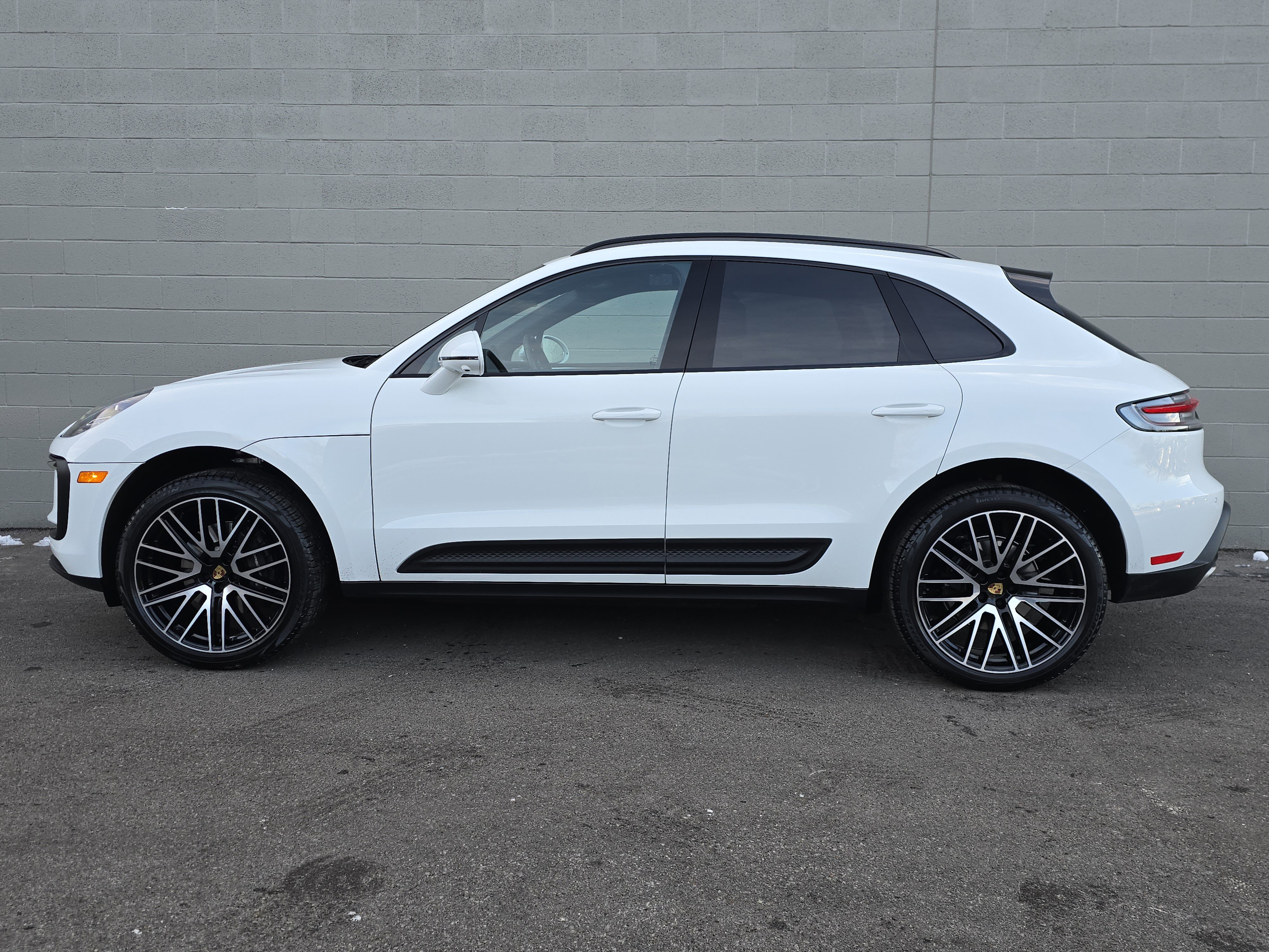 Certified 2025 Porsche Macan image 2