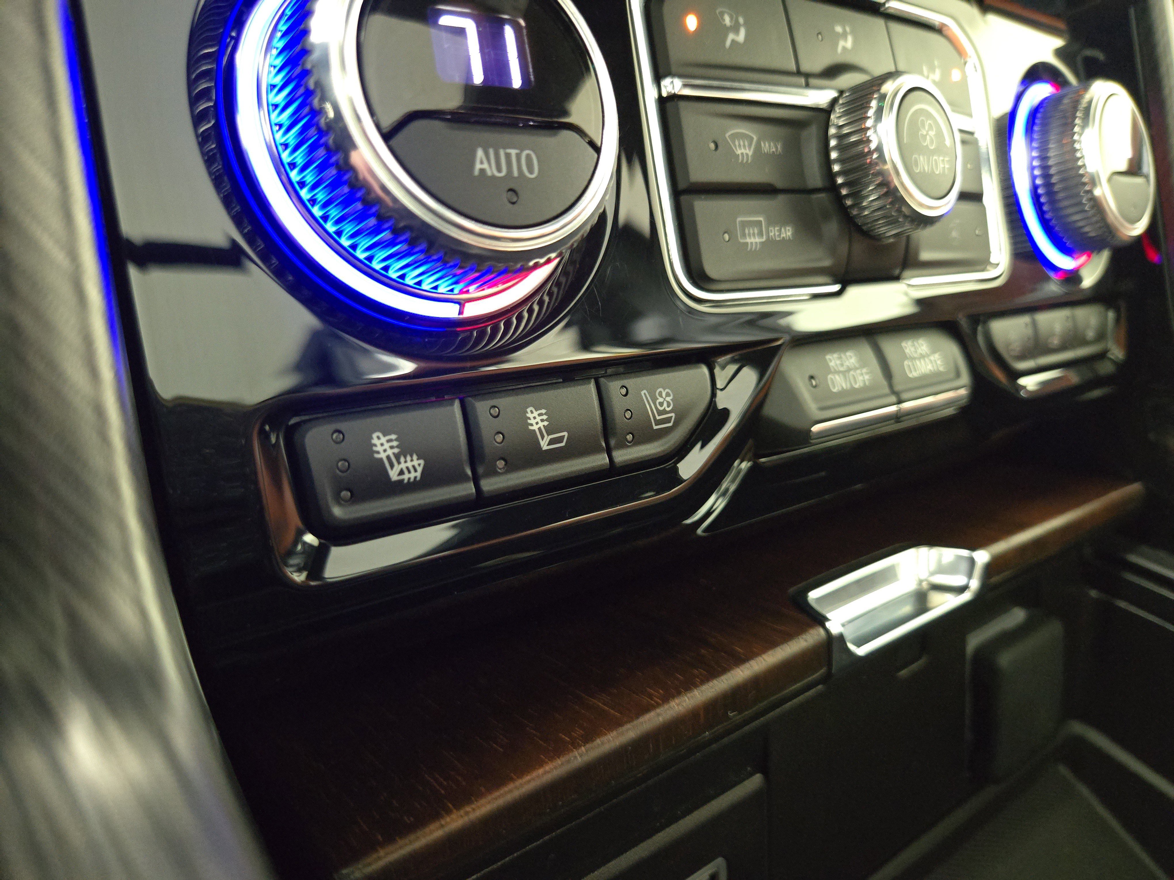 Used 2024 GMC Yukon Denali Ultimate image 28