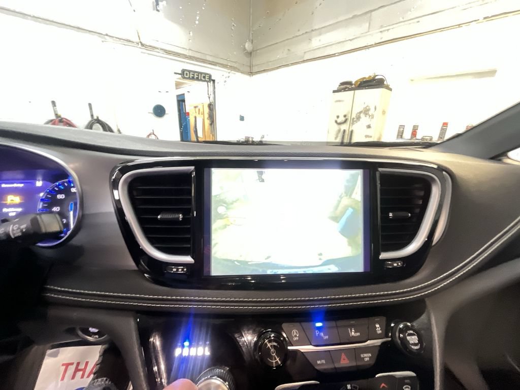 Used 2025 Chrysler Pacifica Limited FWD image 17