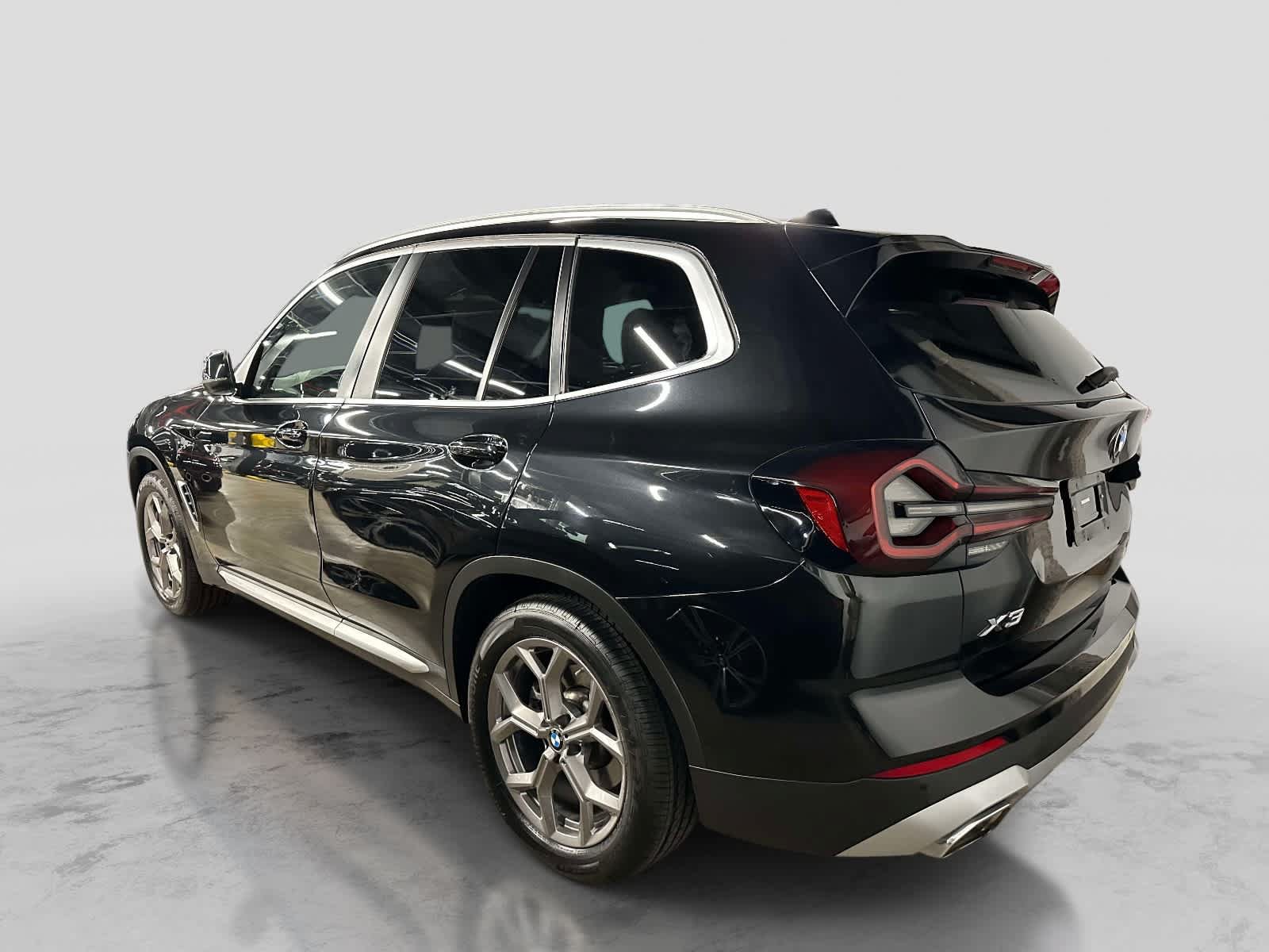 Used 2023 BMW X3 xDrive30i w/ Premium Package AWD/4WD image 4