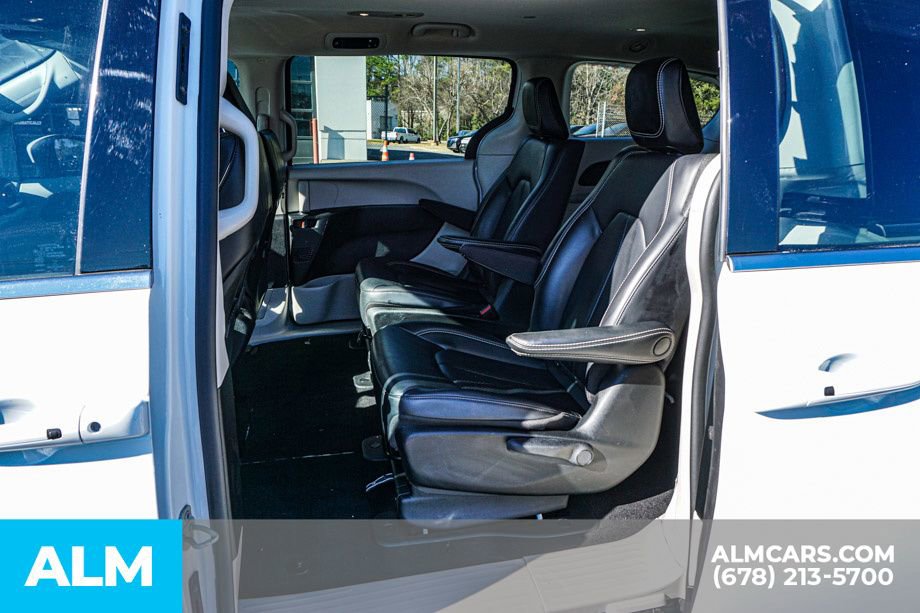 Used 2023 Chrysler Pacifica Touring-L image 21