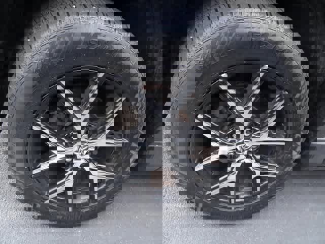 Used 2018 Toyota RAV4 SE image 13