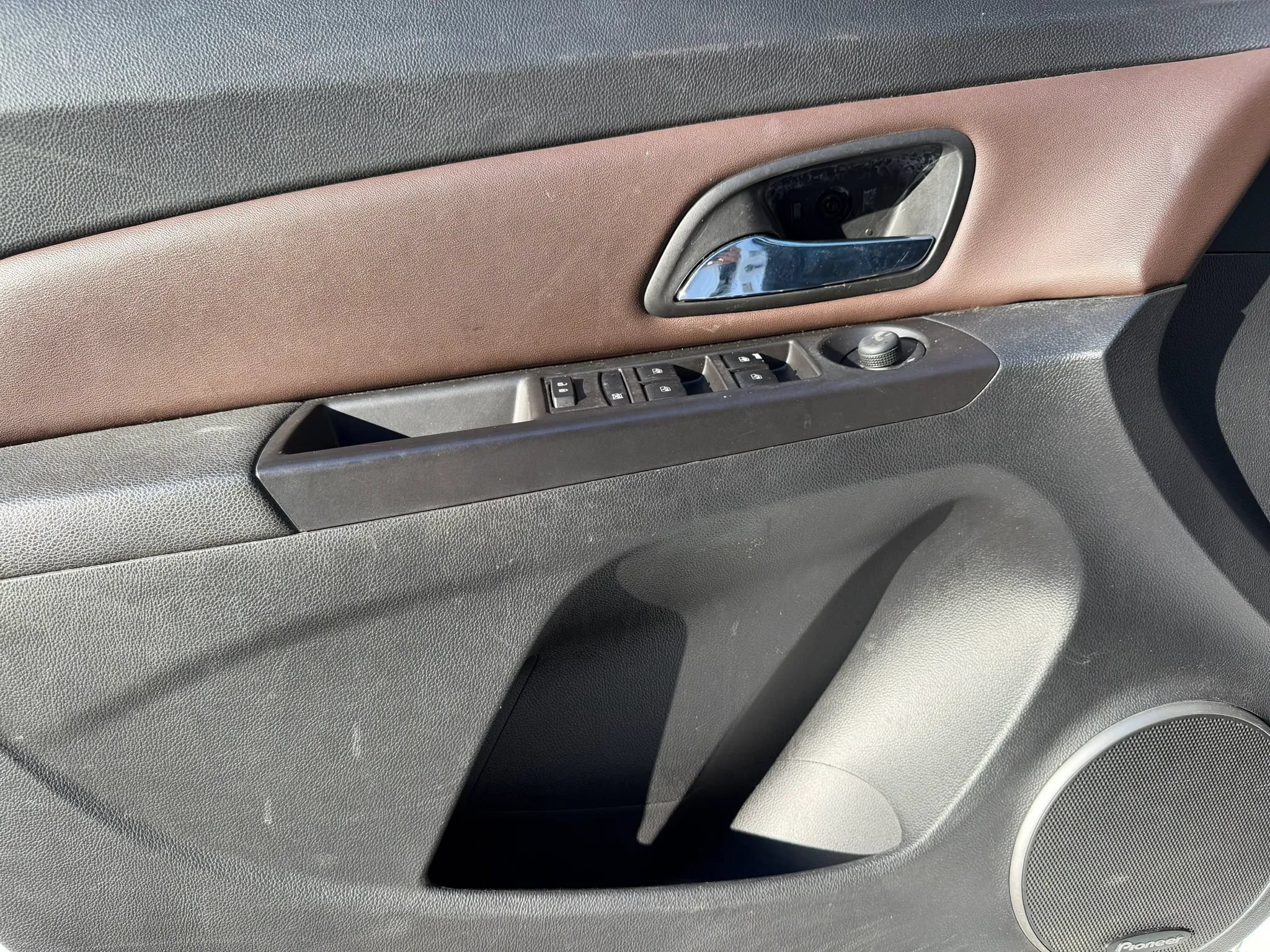 Used 2015 Chevrolet Cruze LTZ w/ Sun, Sound and Sport Package FWD image 9