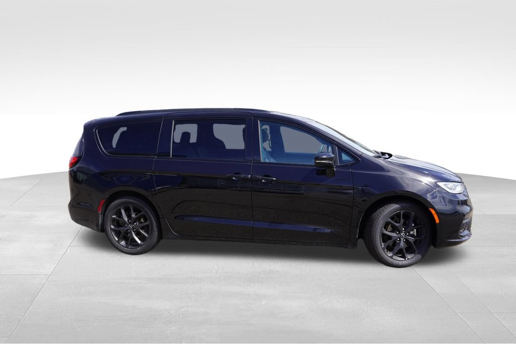 Used 2025 Chrysler Pacifica Limited FWD image 2