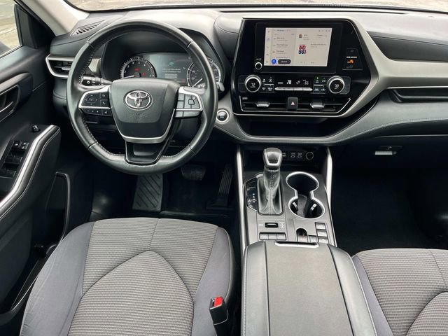 Used 2024 Toyota Highlander LE image 3