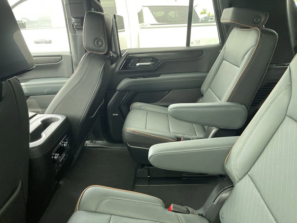 Used 2025 GMC Yukon AT4 w/ AT4 Premium Plus Package AWD/4WD image 6