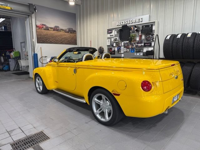 Used 2004 Chevrolet SSR w/ Preferred Equipment Group RWD image 3
