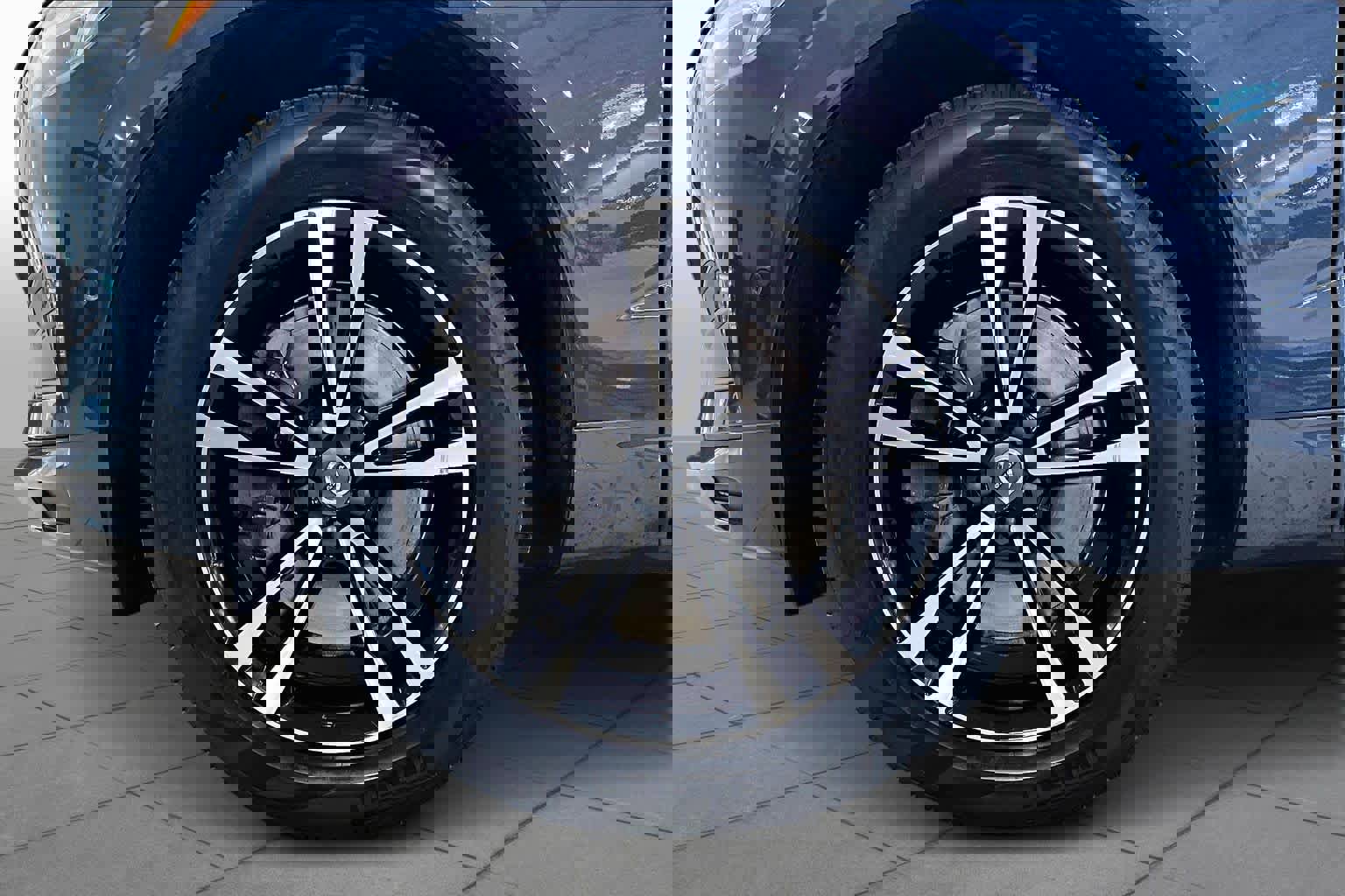 Used 2019 Volvo XC60 T6 Momentum w/ Premium Package image 10