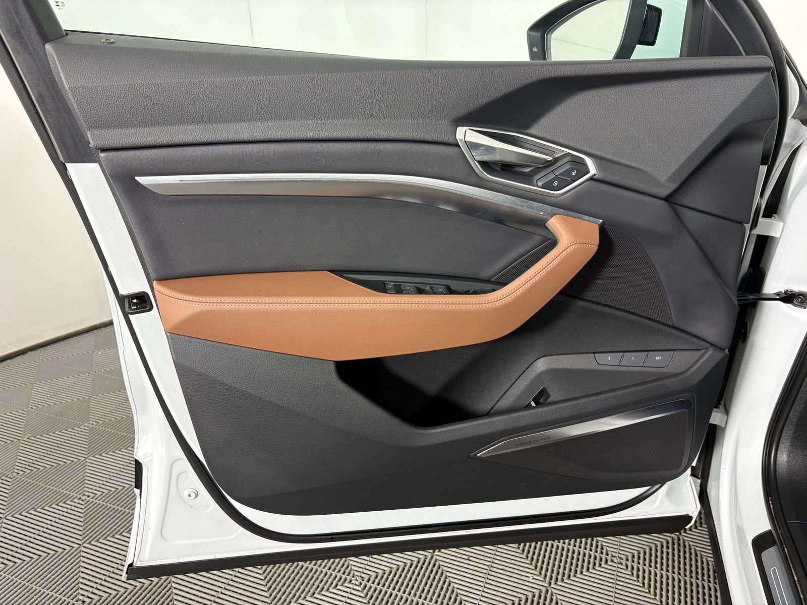 Used 2024 Audi Q8 e-tron Premium Plus w/ Premium Plus Package image 10