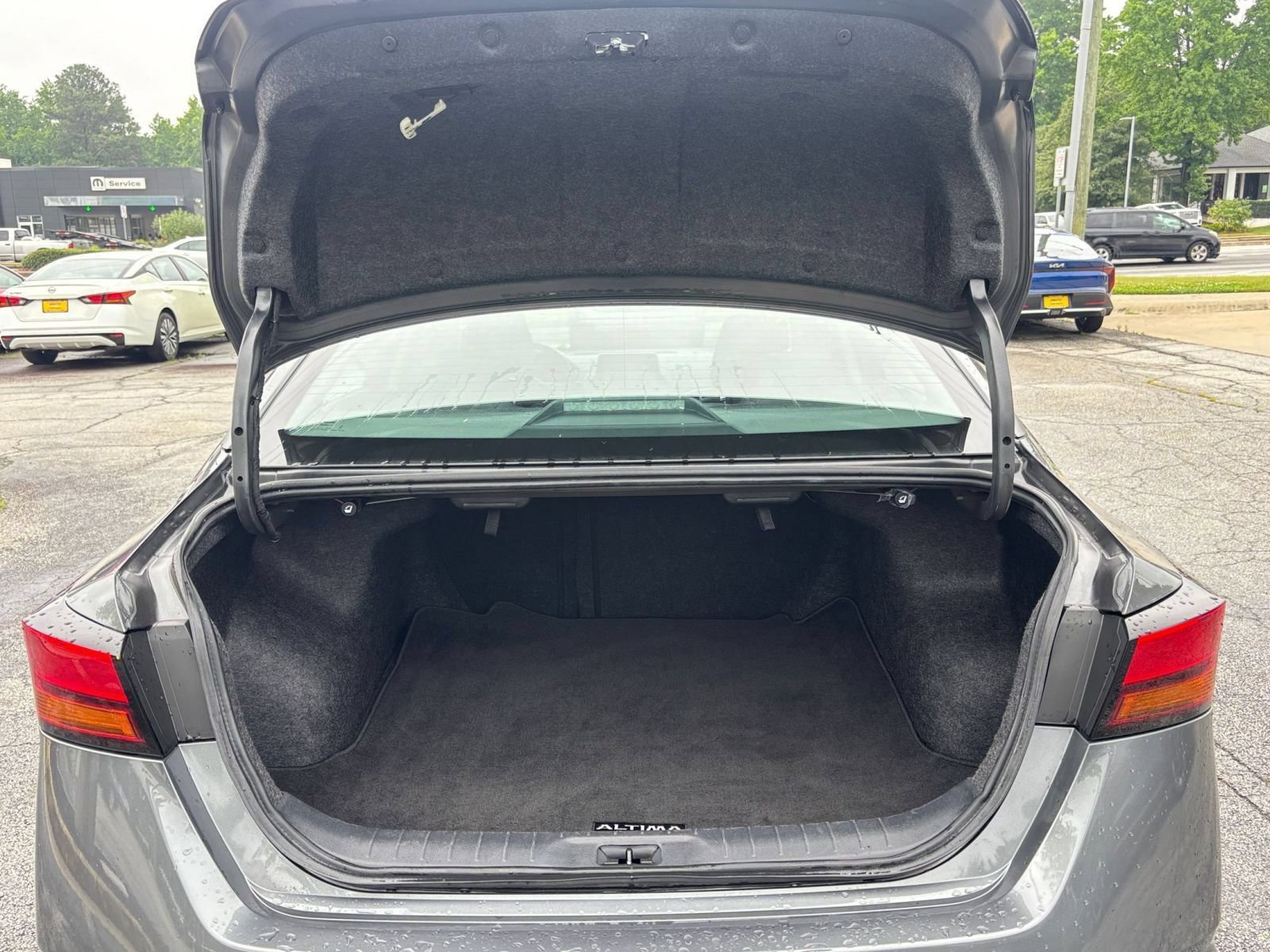 Used 2025 Nissan Altima 2.5 SV FWD image 31
