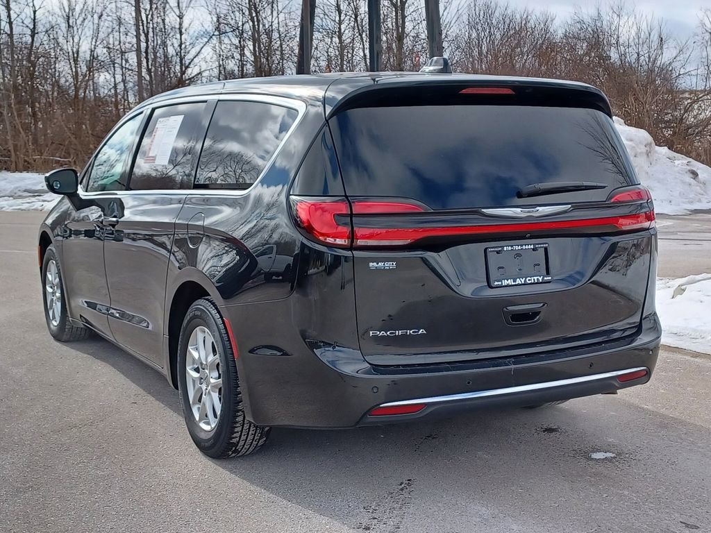 Used 2023 Chrysler Pacifica Touring-L FWD image 3