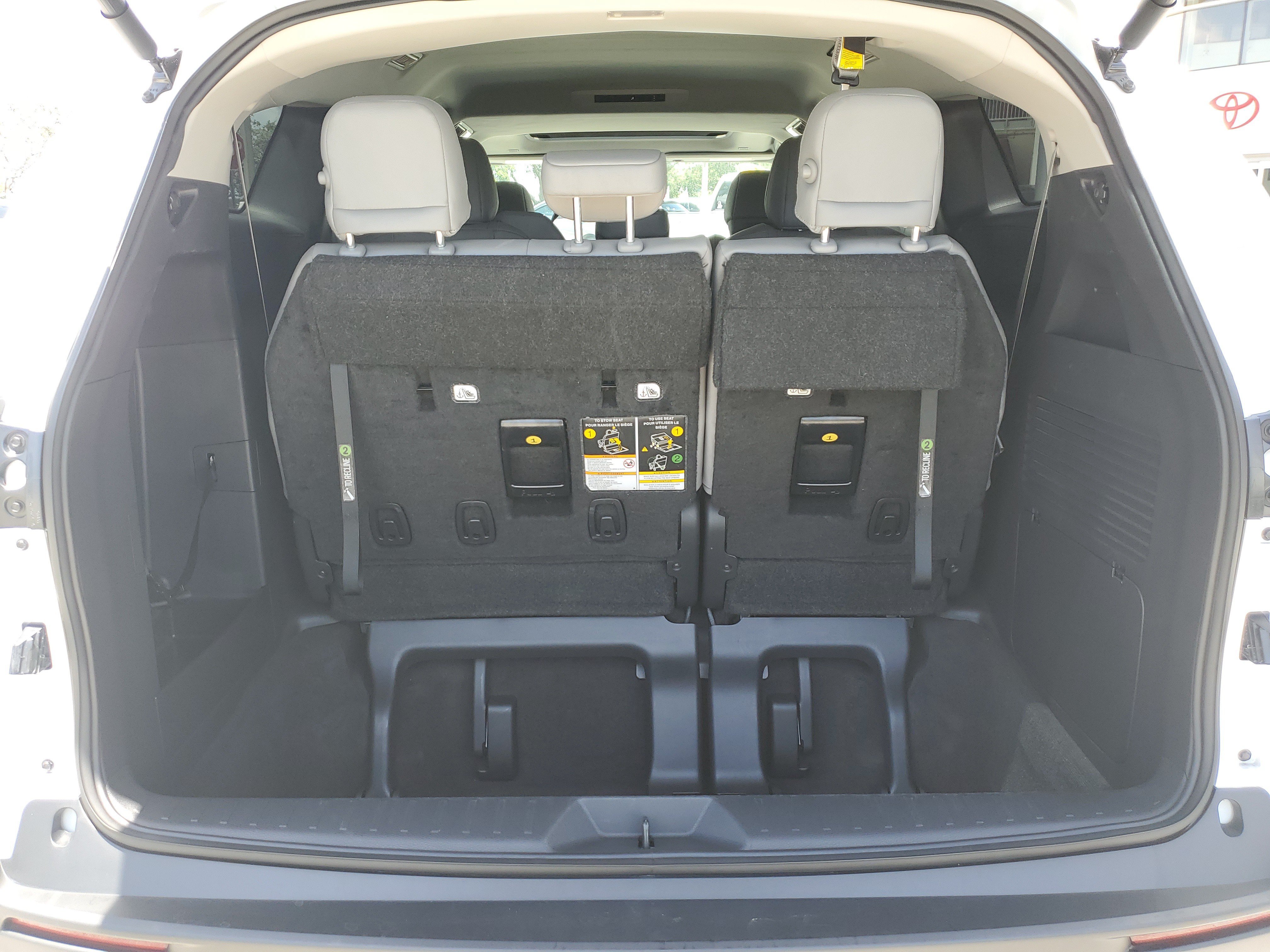 Certified 2025 Toyota Sienna XLE FWD image 9