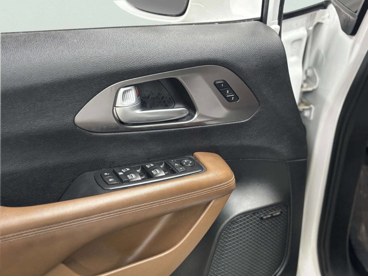 Used 2017 Chrysler Pacifica Limited image 11