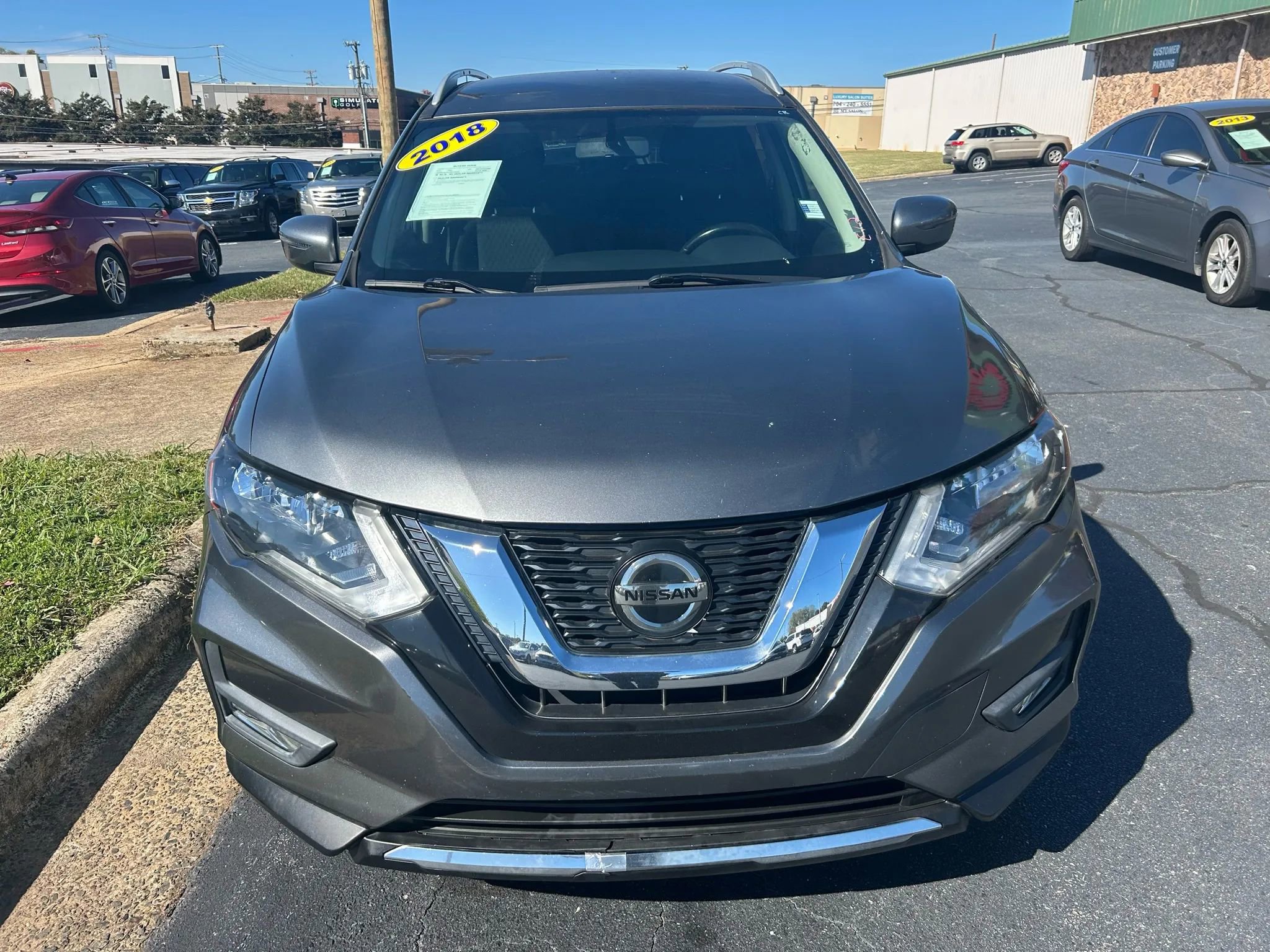 Used 2018 Nissan Rogue SV image 2