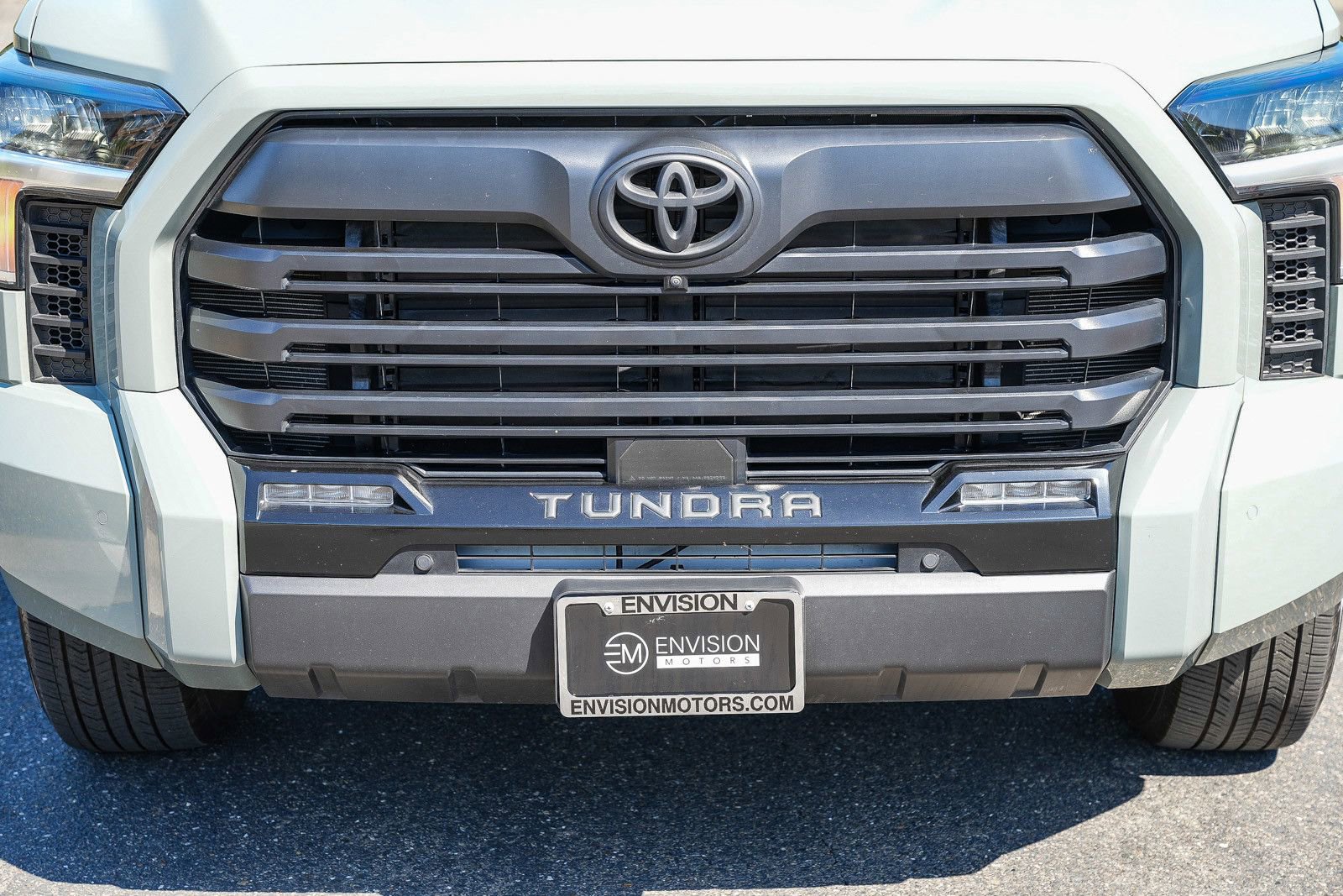 Used 2025 Toyota Tundra Limited AWD/4WD image 7
