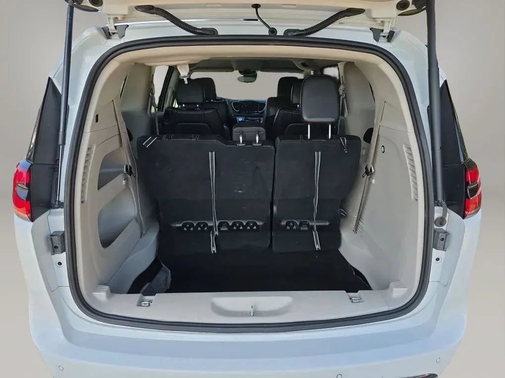 Used 2023 Chrysler Pacifica Touring-L FWD image 47