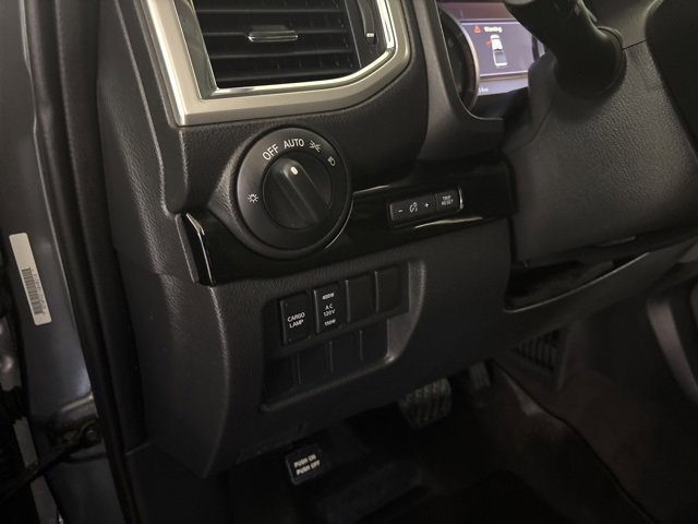 Used 2021 Nissan Titan SV w/ SV Convenience Package image 11