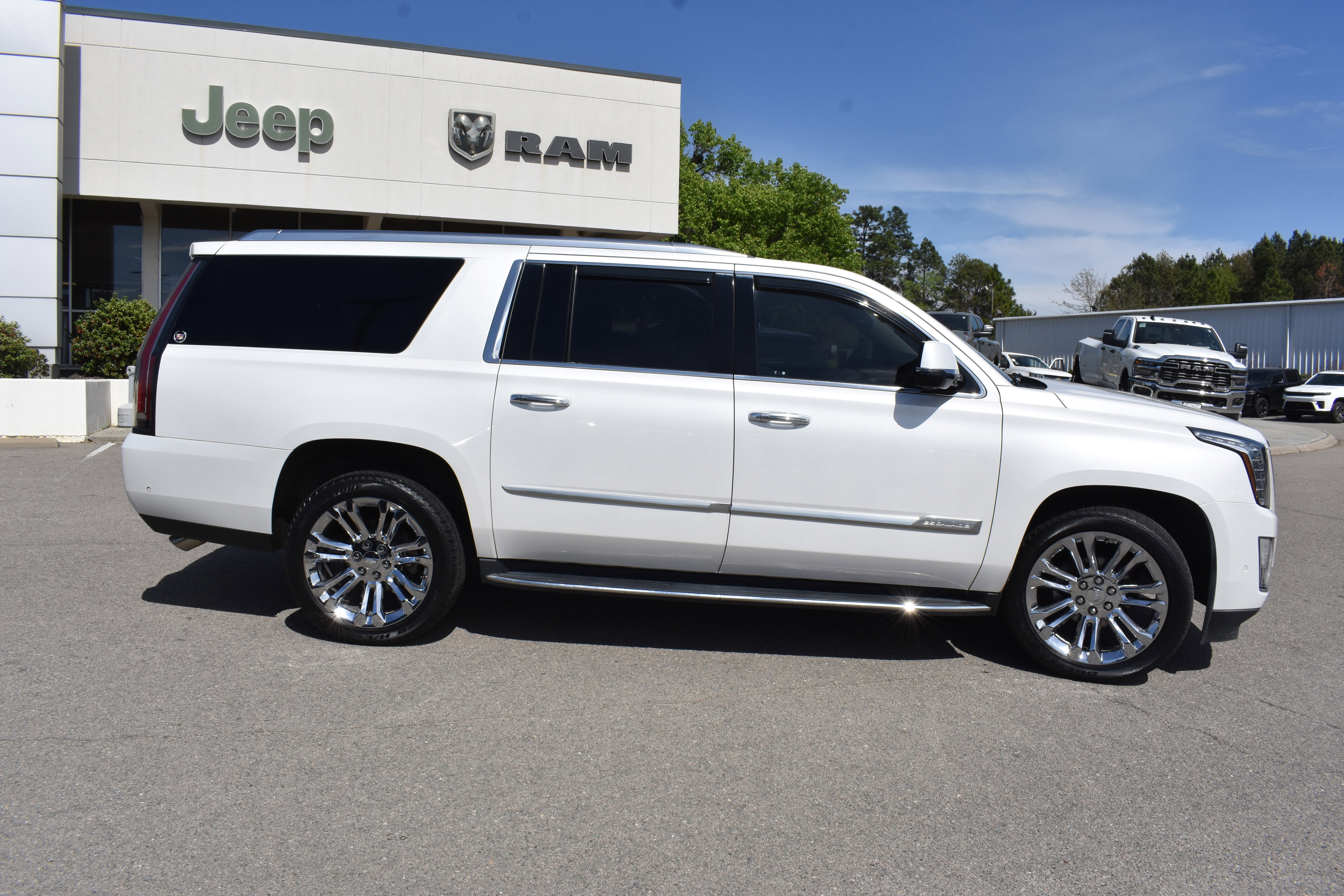 Used 2019 Cadillac Escalade ESV Premium Luxury w/ LPO, Radiant Package image 10