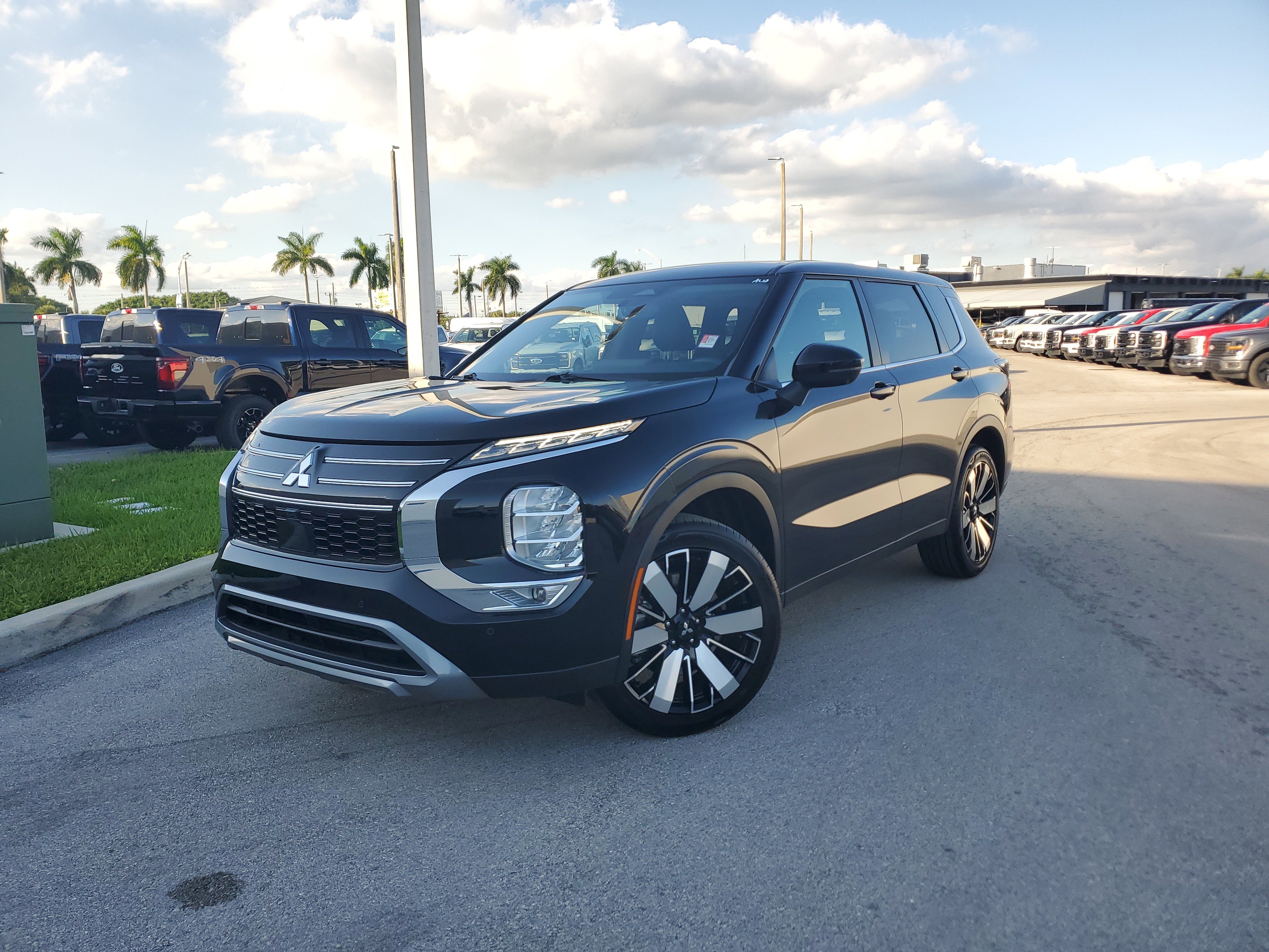 Used 2025 Mitsubishi Outlander SE image 34