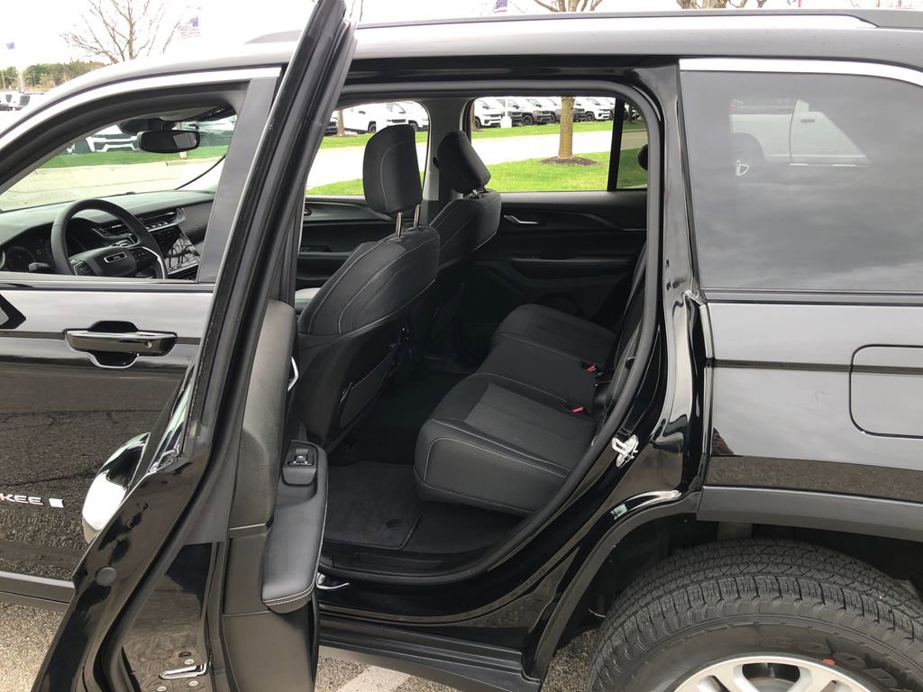 Used 2023 Jeep Grand Cherokee Laredo image 20