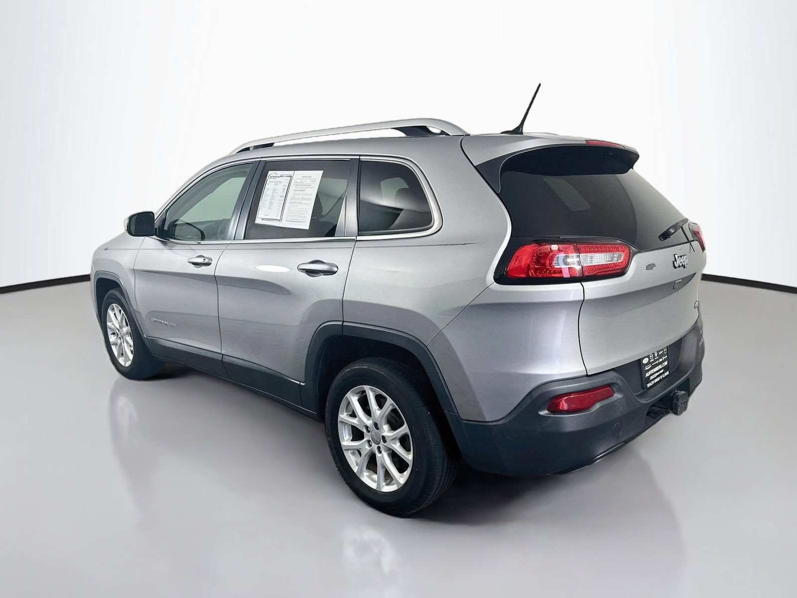 Used 2015 Jeep Cherokee Latitude w/ Cold Weather Group FWD image 5