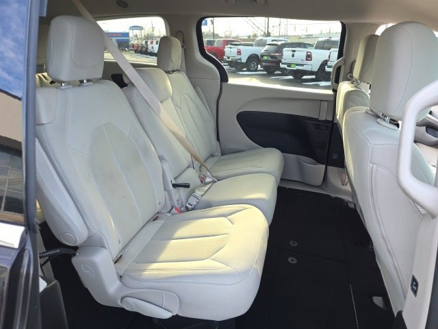 Used 2017 Chrysler Pacifica Touring image 38