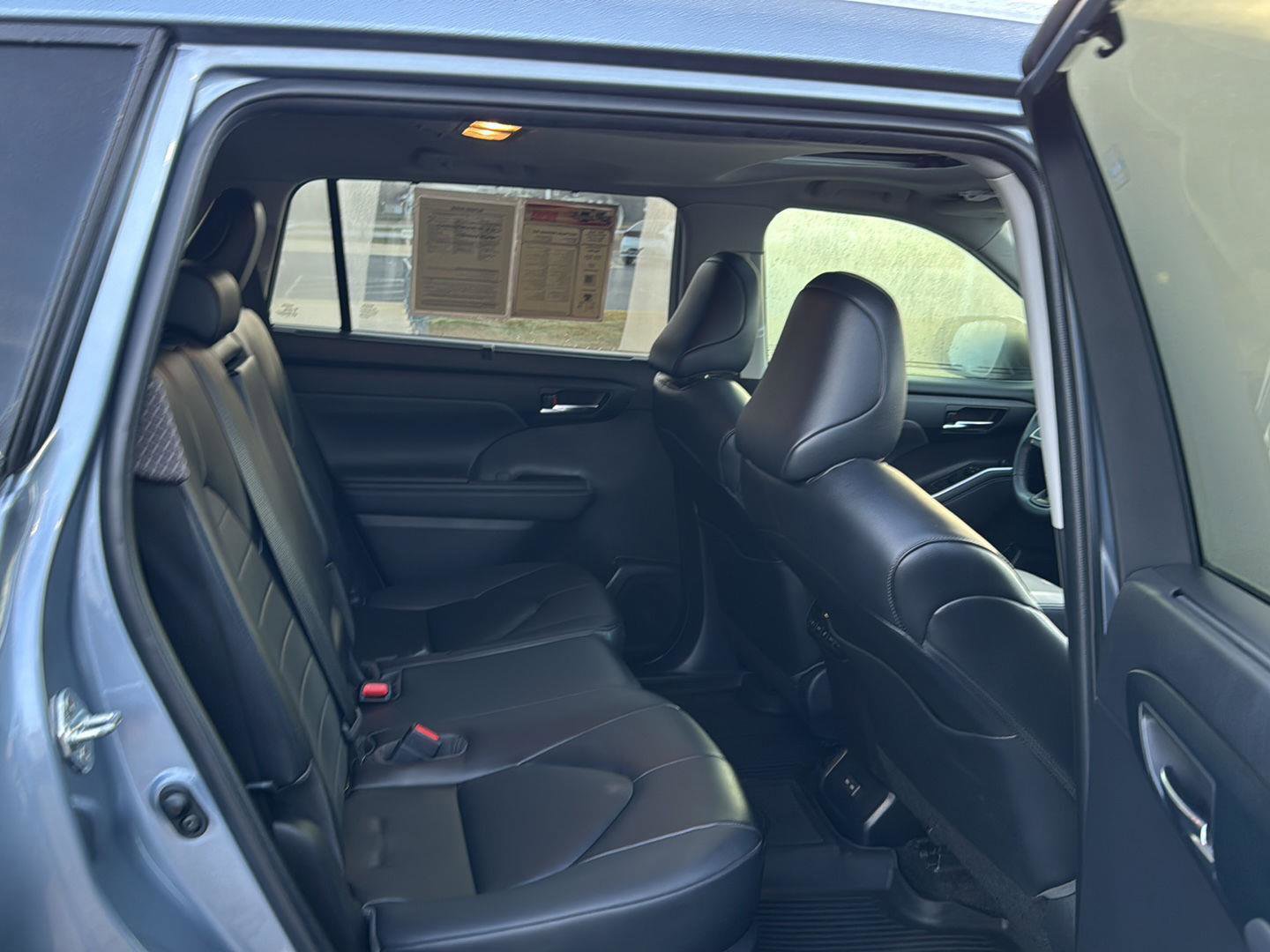Used 2023 Toyota Highlander XLE FWD image 11