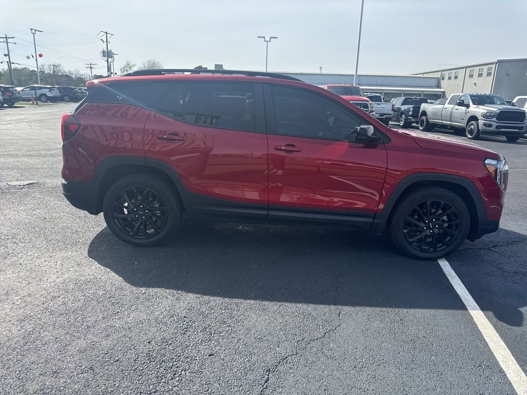 Used 2023 GMC Terrain SLE w/ Elevation Edition image 4