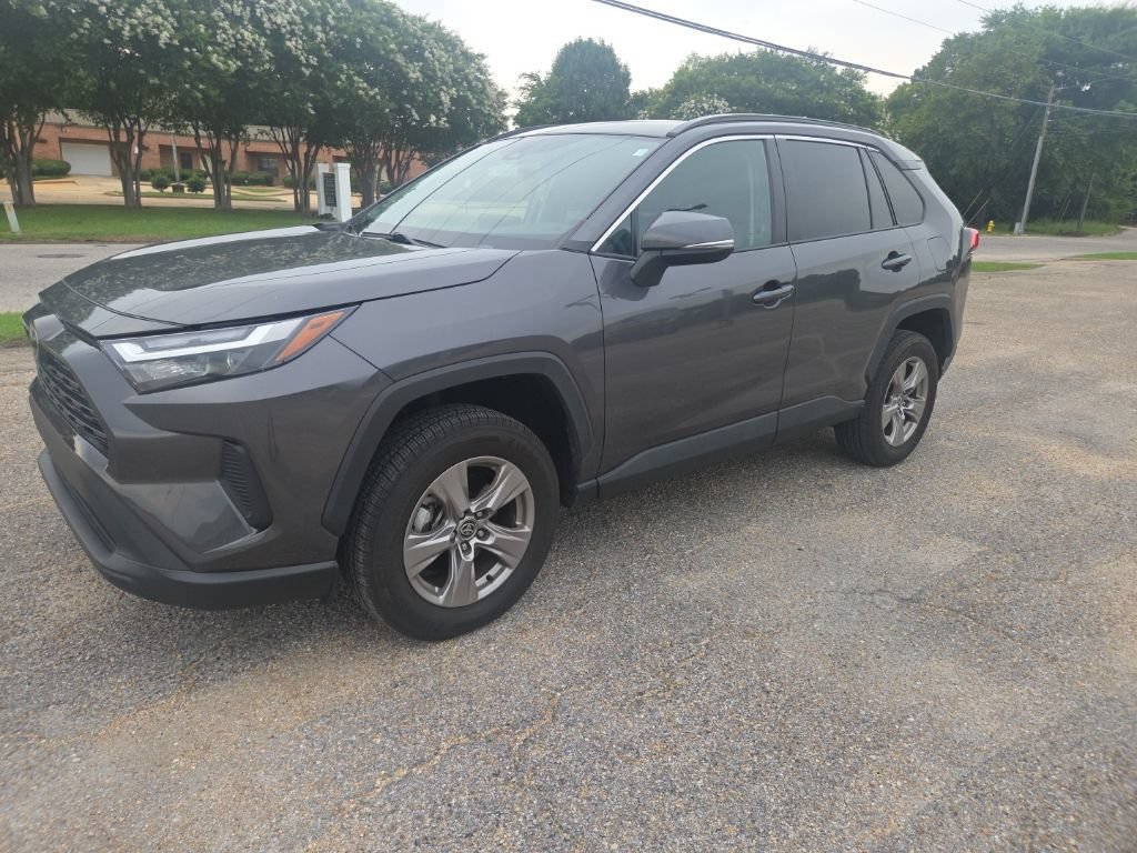 Used 2023 Toyota RAV4 XLE w/ Convenience Package FWD image 4