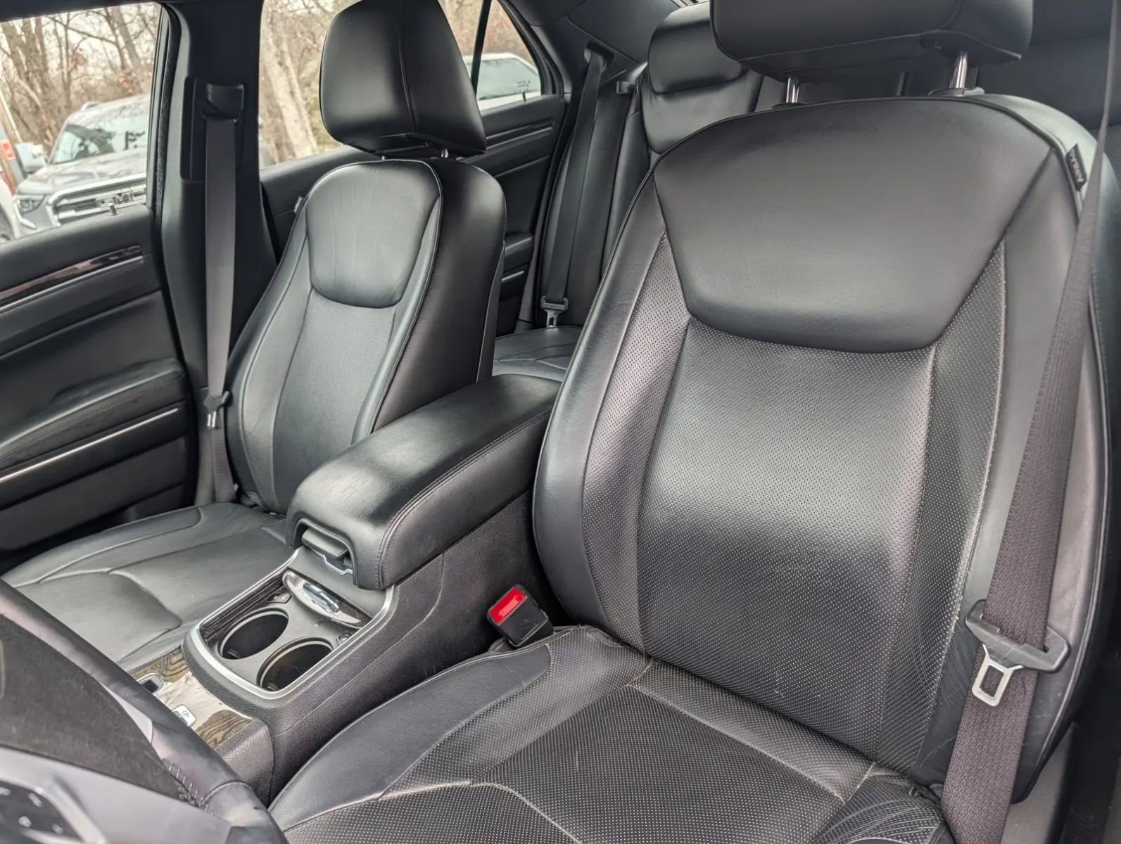 Used 2014 Chrysler 300 C image 8