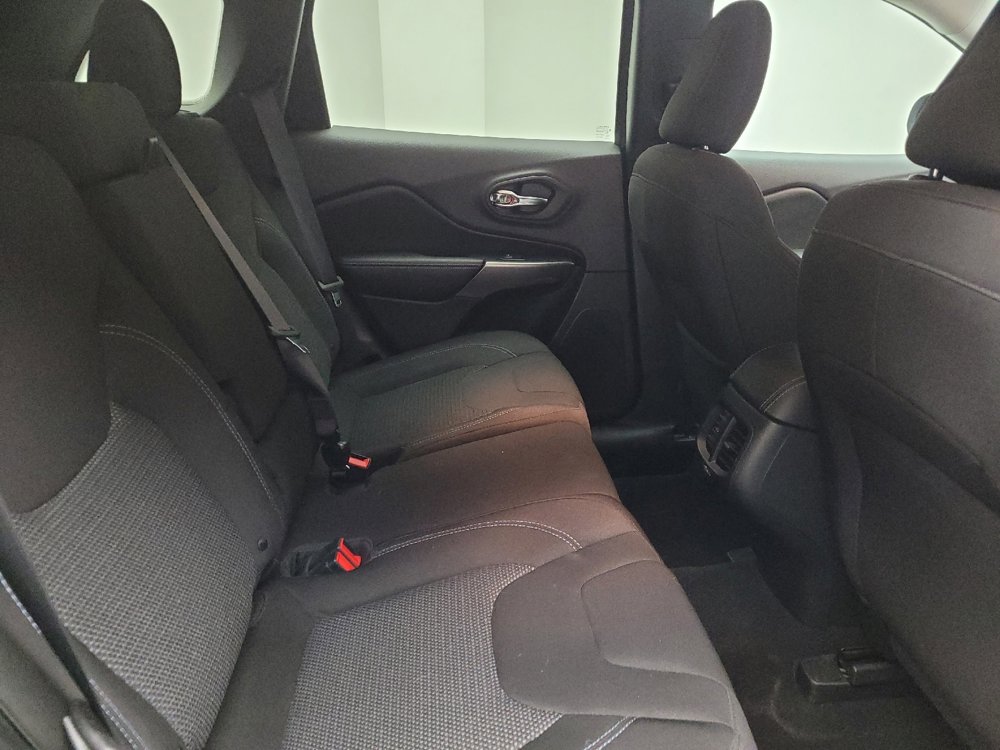 Used 2019 Jeep Cherokee Latitude w/ Popular Appearance Group AWD/4WD image 19
