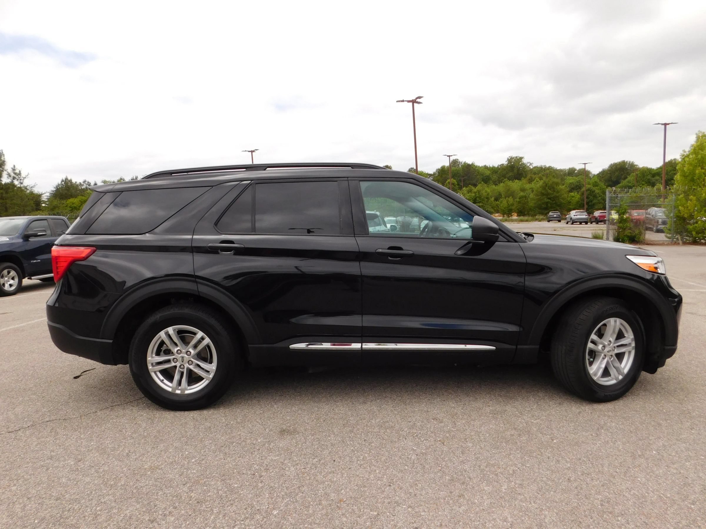 Used 2023 Ford Explorer XLT AWD/4WD image 4