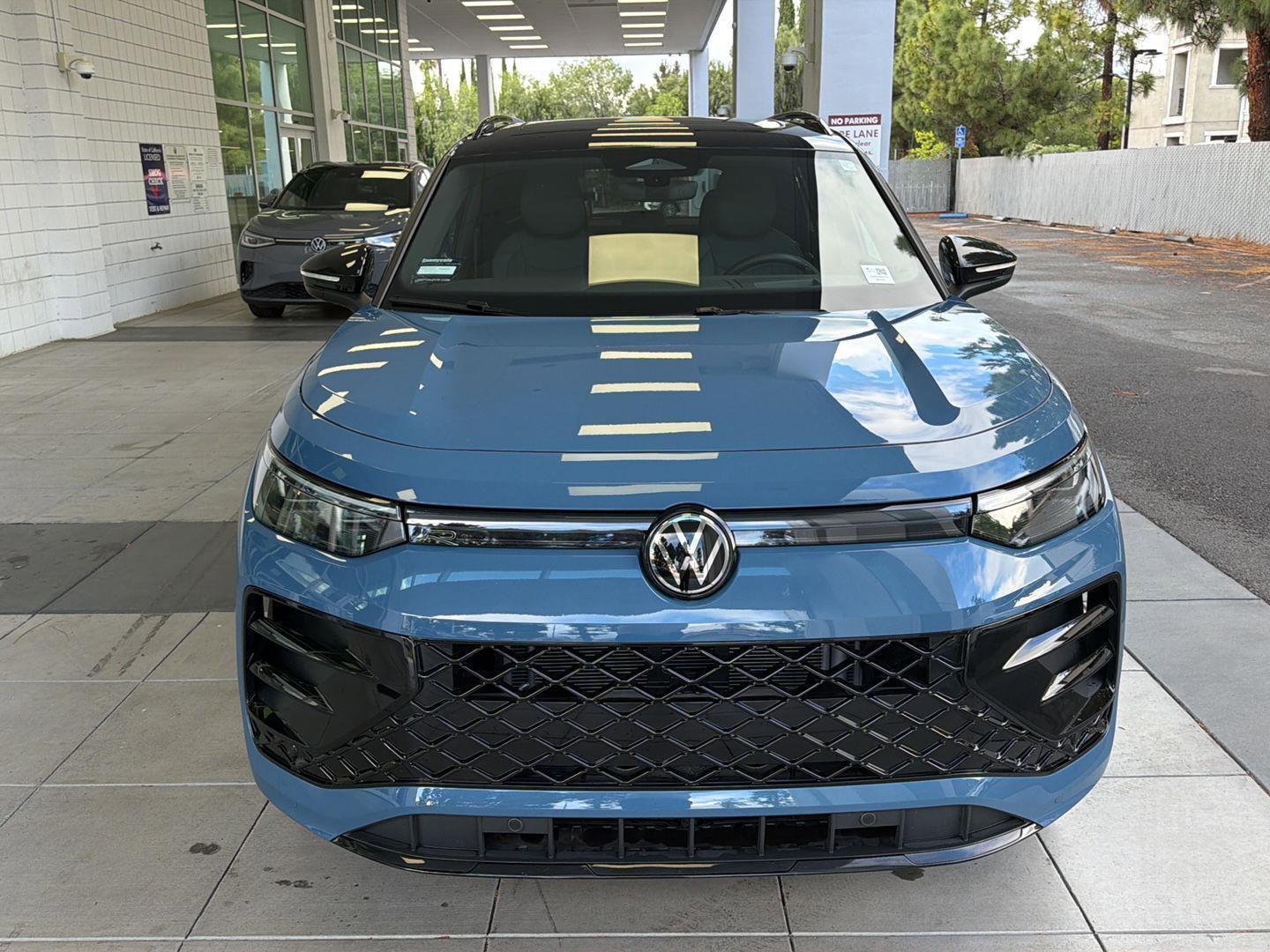 Certified 2025 Volkswagen Tiguan SE R-Line AWD/4WD image 8