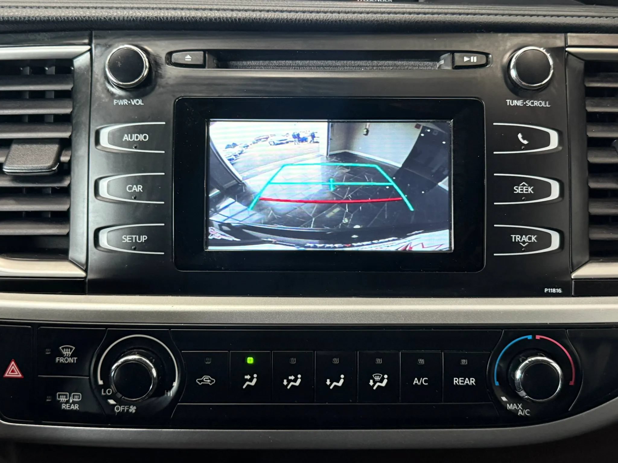 Used 2019 Toyota Highlander LE AWD/4WD image 16