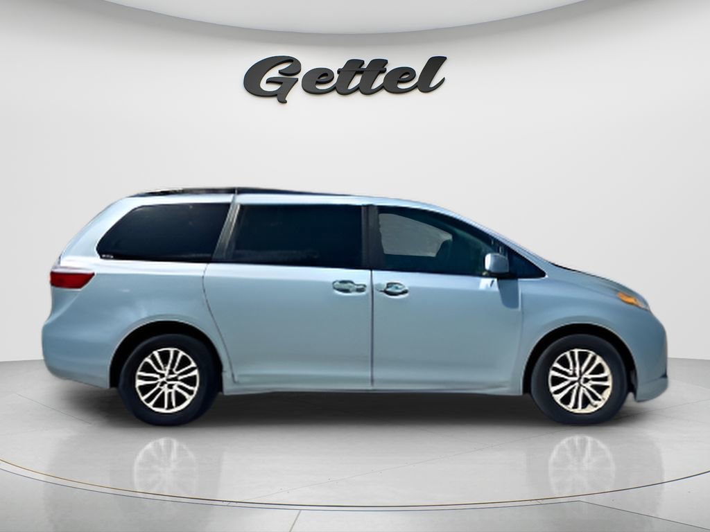 Used 2017 Toyota Sienna XLE w/ XLE Navigation Package FWD image 3