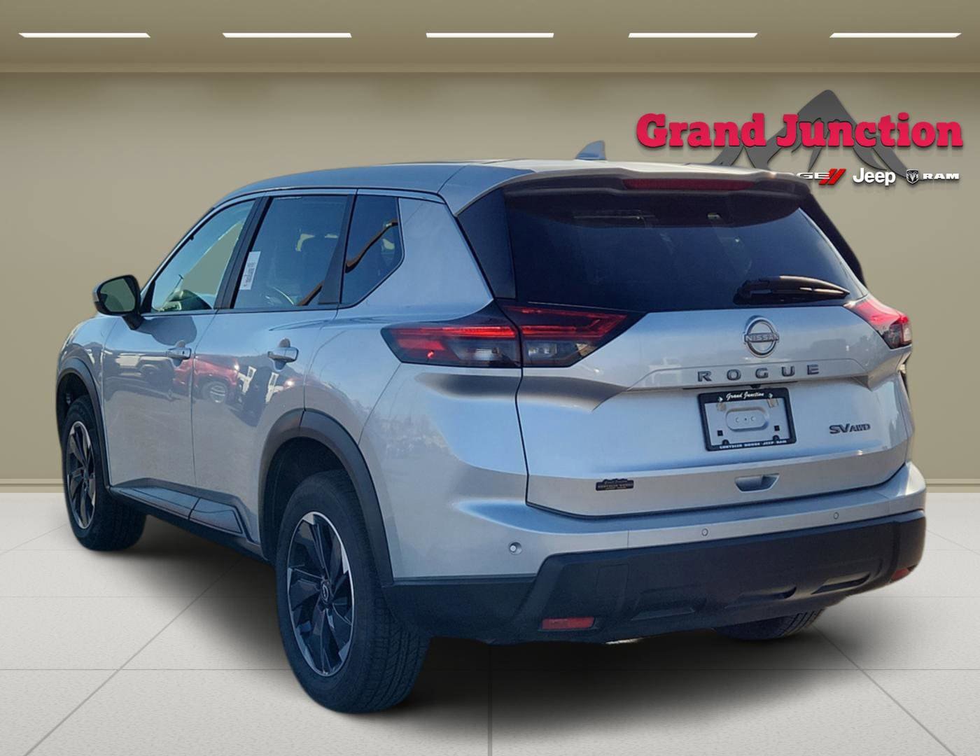 Used 2024 Nissan Rogue SV AWD/4WD image 5