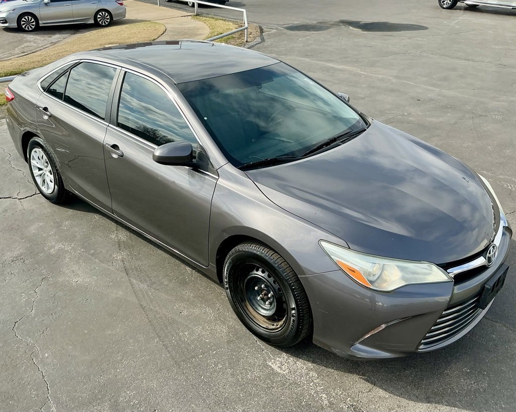 Used 2016 Toyota Camry LE image 4