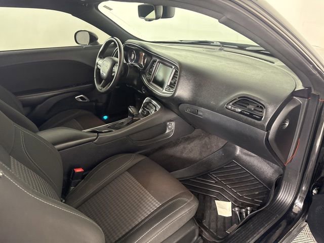 Used 2016 Dodge Challenger SXT w/ Driver Convenience Group RWD image 16