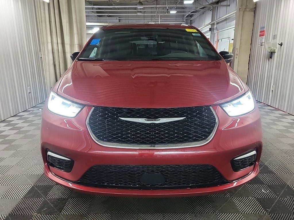 Used 2025 Chrysler Pacifica Select image 6
