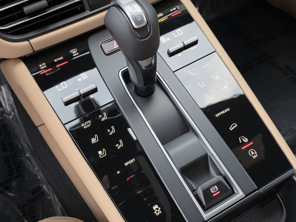 Certified 2026 Porsche Macan AWD/4WD image 36