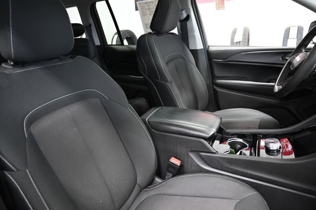 Used 2023 Jeep Grand Cherokee Laredo w/ Luxury Tech Group I AWD/4WD image 9